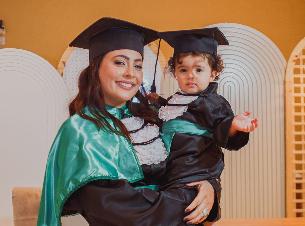 A licenciada em Ciências Biológicas,Verônica e a filha, na cerimônia